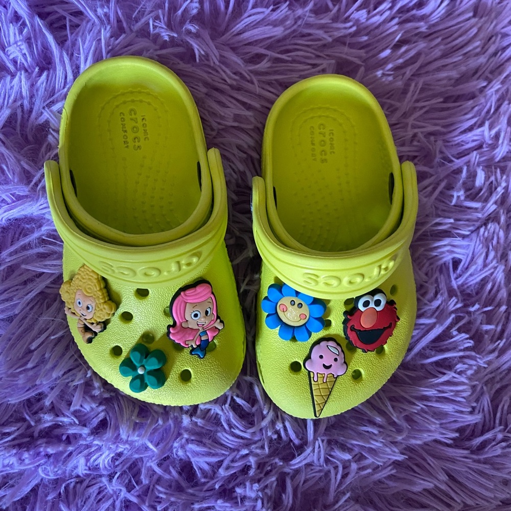 TODDLER CROS WITH JIBITZ